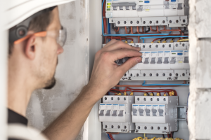 Tecnico durante l’installazione di quadri elettrici a bassa e media tensione