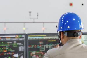 Professionista impegnato nella progettazione e analisi di impianti elettrici